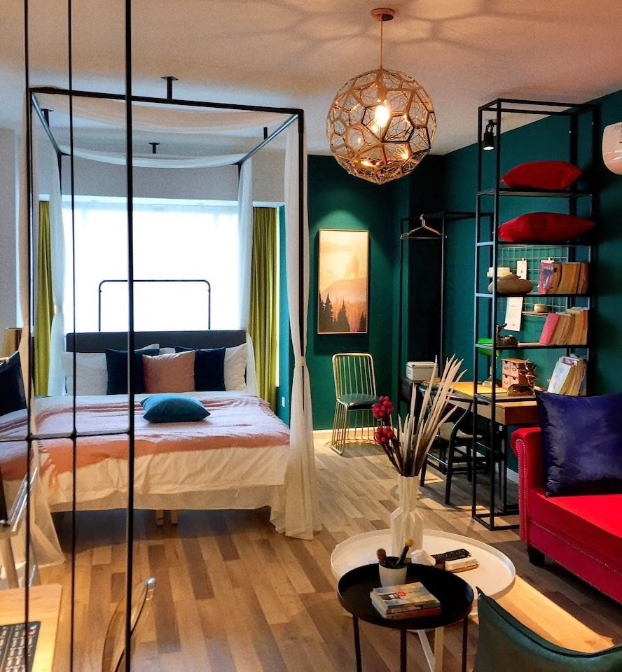 宁波这几家短租公寓在Airbnb上大受欢迎,墨绿、孔雀蓝、高级灰.每一套都是品味典范。